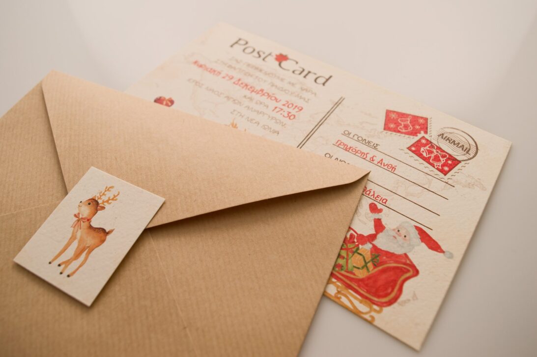 Λεπτομέρεια Χριστουγεννιάτικο Προσκλητήριο Βάπτισης: Φάκελος διάστασης 13,3x18,3 εκατ. σε χαρτί γκοφρέ (ριγέ) ματ καφέ ανοικτό, καρτάκι 6x4 εκατ. με θέμα ελάφι και Κάρτα με θέμα card postal, Άι Βασίλης, Άγιος Βασίλης, τάρανδος, ελάφι, Χριστούγεννα